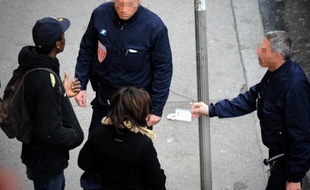 Une quinzaine de personnes se disant victimes de contrôles d'identité au faciès ont assigné, mercredi à Paris, l'Etat en justice, pour une action au civil visant à engager sa responsabilité sur cette pratique discriminatoire.