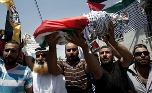 Les proches d'Ali Saad Dawabsha, le bébé palestinien brûlé vif dans un incendie criminel attribué à des colons israéliens, transportent le défunt lors de ses funérailles à Douma, près de Naplouse en Cisjordanie, le 31 juillet 2015