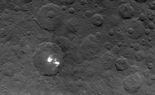 Le cratère Occator et ses points brillants, présents sur la planète naine Cérès.