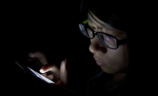 Une journaliste utilise son téléphone portable lors d'une conférence à Pékin.