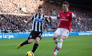 Mathieu Debuchy à la lutte avec Laurent Koscielny, le 29 décembre 2013 à Newcastle.
