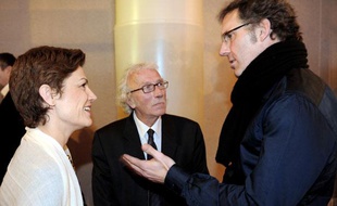 La ministre des sports, Chantal Jouanno, en discussion avec le sélectionneur de l'équipe de France, Laurent Blanc, le 10 février 2011.