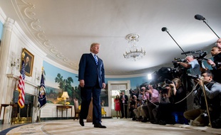Donald Trump quitte la conférence de presse lors de laquelle il vient d'annoncer le retrait des Etats-Unis de l'Accord sur le nucléaire iranien, le 8 mai 2018 à la Maison Blanche.