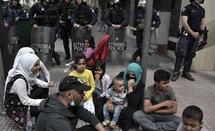 La gestion des migrants par certaines unité de la police grecque est mise en cause dans cette enquête.