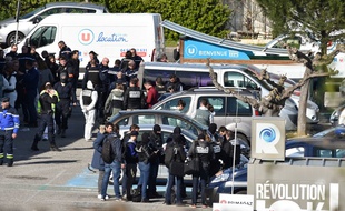 Les autorités devant le Super U où le terroriste Radouane Lakdim a été neutralisé, le 23 mars 2018.