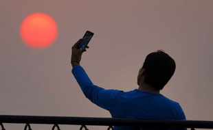 Un homme prend un selfie. Illustration