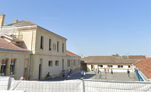 La cour de l'école de Laruscade (Gironde) attenante à la mairie