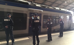 Des policiers de la brigade des chemins de fer de Toulouse, en gare Matabiau.