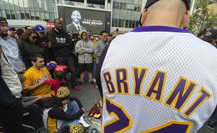 Rassemblement devant le Staples Center de Los Angeles pour rendre hommage à Kobe Bryant, le 26 janvier 2020.