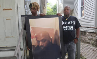 Joe (droite) et Armin Prude, le frère et le fils de Daniel Prude, mort asphyxié par la police en mars 2020 (photo prise le 3 septembre 2020).