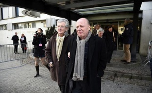 René Kojfer (d) à sa sortie du palais de justice, accompagné de son avocat Hubert Delarue (g), le 3 février 2015 à Lille