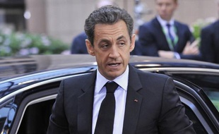Nicolas Sarkozy et Angela Merkel se sont déclarés mardi "déterminés" à faire appliquer le plan de sauvetage de la Grèce, menacé par l'annonce surprise du Premier ministre grec, Georges Papandreou, de le soumettre à référendum à son pays, a annoncé l'Elysée.