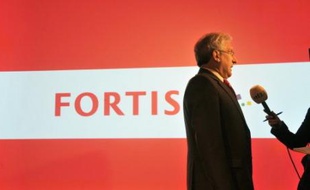Le titre du grand groupe bancaire et d'assurance belgo-néerlandais Fortis a plongé de 21% vendredi à Amsterdam, à la suite de rumeurs démenties par sa direction de problèmes de solvabilité.