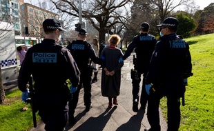 L'arrestation d'une manifestante anti-masques à Melbourne, en Australie, le 31 juillet 2020.