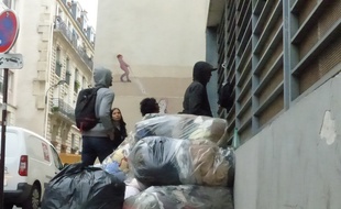 La vie s'organise peu à peu au lycée désaffecté Jean-Jaurès, occupé depuis jeudi par une centaine de migrants.