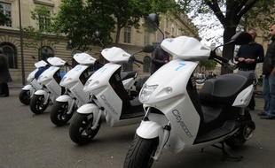Des cityscoot sur le parvis de l'hôtel-de-ville en juin 2015.