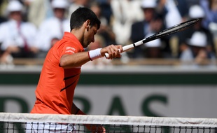 Novak Djokovic, dominé par Dominic Thiem en demi-finale de Roland-Garros, le 8 juin 2019.