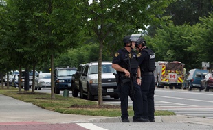 Des policiers montent la garde en face du centre municipal de Virginia Beach aux Etat-Unis où une fusillade a fait 11 morts le 31 mai 2019.