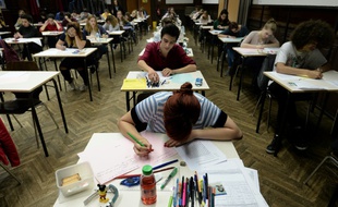 Des lycéens passent l'épreuve de philosophie du baccalauréat le 15 juin 2016 au lycée Fustel de Coulanges à Strasbourg