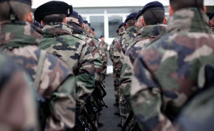 Militaires français à Versailles le 15 janvier 2015.