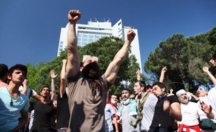 Des manifestants se réjouissent du départ des forces de l'ordre, place Taksim, le 1er juin à Istanbul (Turquie).