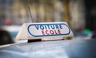 Illustration d'une voiture-école.