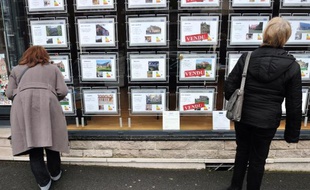 Devanture d'une agence immobilière. Les honoraires des agents seront plafonnés à partir de lundi