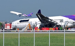 Une dizaine de passagers à bord d'un appareil de la Thai Airways ont été légèrement blessés lorsque l'avion a dérapé hors de la piste de l'aéroport de Bangkok à l'atterrissage, en raison d'un problème à la roue avant, a indiqué la compagnie aérienne lundi.