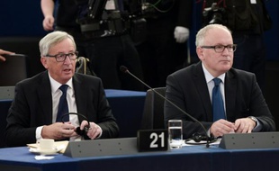 Le président de la Commission européenne Jean-Claude Juncker, et le vice-président Frand Timmermans, devant le Parlement européen à Strasbourg, le 9 septembre 2015