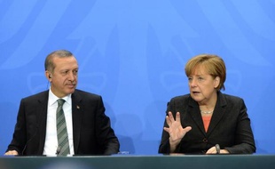 La chancelière allemande Angela Merkel et le Premier ministre turc Recep Tayyip Erdogan ont appelé mardi le Conseil de sécurité de l'Onu à agir pour soulager la crise des réfugiés syriens, regrettant les résultats inexistants de la Conférence de Genève.