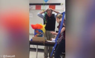 Ce professeur a été ému aux larmes par la fête d'anniversaire surprise que ses élèves lui ont organisée.