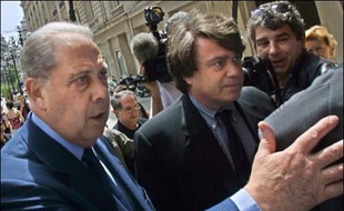 Dans son réquisitoire, un document de 500 pages, le procureur demande leur renvoi notamment pour "trafic d'influence et commerce illicite d'armes".