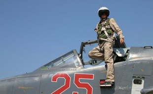 Un pilote de l'armée russe s'extrait du cockpit de son avion chasseur bombardier Sukhoi SU-25, le 3 octobre 2015, dans la province syrienne de Lattaquié (ouest)