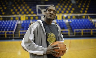 Le basketteur du Paris Levallois, Michel Jean-Bapstiste Adolphe, dans la salle de Levallois, le 30 mars 2010.