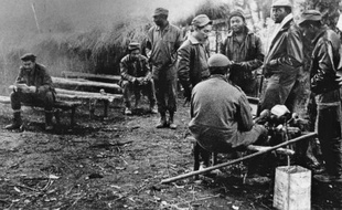 Ernesto Che Guevara en 1965 dans un camp dans la montagne congolaise