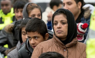 Des demandeurs d'asile attendent le 2 décembre 2015 d'être enregistrés à Giessen, dans l'ouest de l'Allemagne