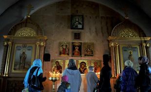 Des Russes prient le 4 mai 2013 dans une église orthodoxe de Saint-Pétersbourg