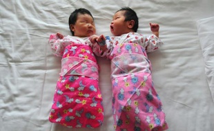 Deux bébés chinois dans une maternité le 1er décembre 2008 à Pékin