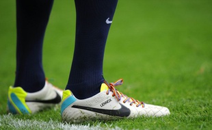les chaussures d'un joueur anglais avec des lacets aux couleurs du Rainbow Flag, lors d'une campagne cotre l'homophobie, en septembre 2013.