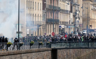 L'accident a eu lieu au moment où la police a chargé les manifestants.