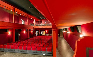 La Ciotat le 9 octobre 2013 - L'Eden Théâtre est le plus vieux cinéma du monde . En 1899 a eu lieu la première projection publique de l'histoire du cinéma avec un film des frères Lumière .
