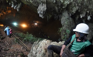 Les secouristes peinaient mercredi à évacuer l'eau d'une grotte inondée du nord de la Thaïlande où douze enfants et leur entraîneur de football sont pris au piège depuis quatre jours.