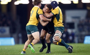 Dan Carter bloqué par des Australiens le 15 août 2015.