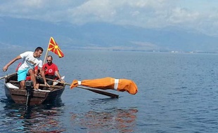 Le Bulgare Jane Petkov, enfermé dans un sac, saute dans les eaux du lac Ohrid le 10 septembre 2013, dans l'espoir de voir son nom figurer dans le livre Guinness des records.