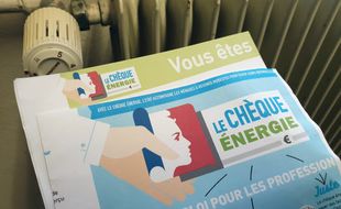 Un chèque énergie devant un radiateur. (illustration)