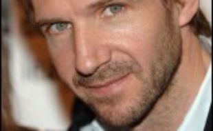 La compagnie australienne Qantas a indiqué lundi avoir licencié l'une de ses hôtesses après ses révélations détaillées sur ses ébats sexuels avec l'acteur britannique Ralph Fiennes dans des toilettes d'un avion volant vers l'Inde.