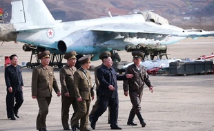 Kim Jong-un supervise un exercice militaire le 16 avril 2019.