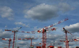 Bruno Cavagné, le président de la Fédération nationale des travaux publics (FNTP), tire la sonnette d'alarme, mardi, estimant que les entreprises du secteur "s'enfoncent dans la crise" et devraient perdre 12.000 emplois l'an prochain.