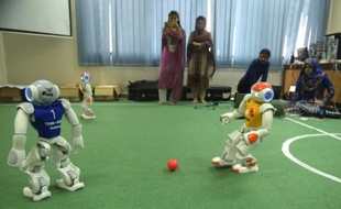 Des étudiants pakistanais membres de l'équipe de robotique observent leurs robots en plein match à l'université de sciences et de technologie d'Islamabad, le 9 mai 2016