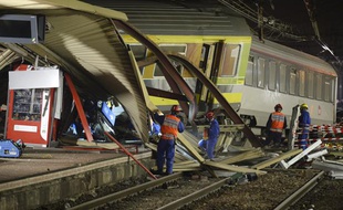 Les secours ont oeuvré toute la nuit de vendredi 12 au samedi 13 juillet dans la gare de Brétigny-sur-Orge.